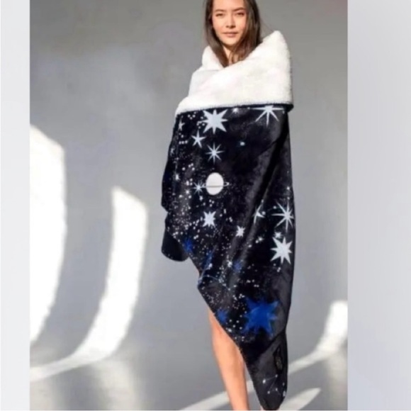 NWT Victoria's Secret Galaxy Sherpa Throw Cozy Soft Plush Blanket - Picture 3 of 8